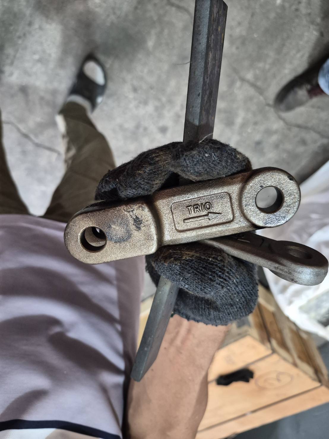 TRIO forged chain link - close-up quality inspection on-site